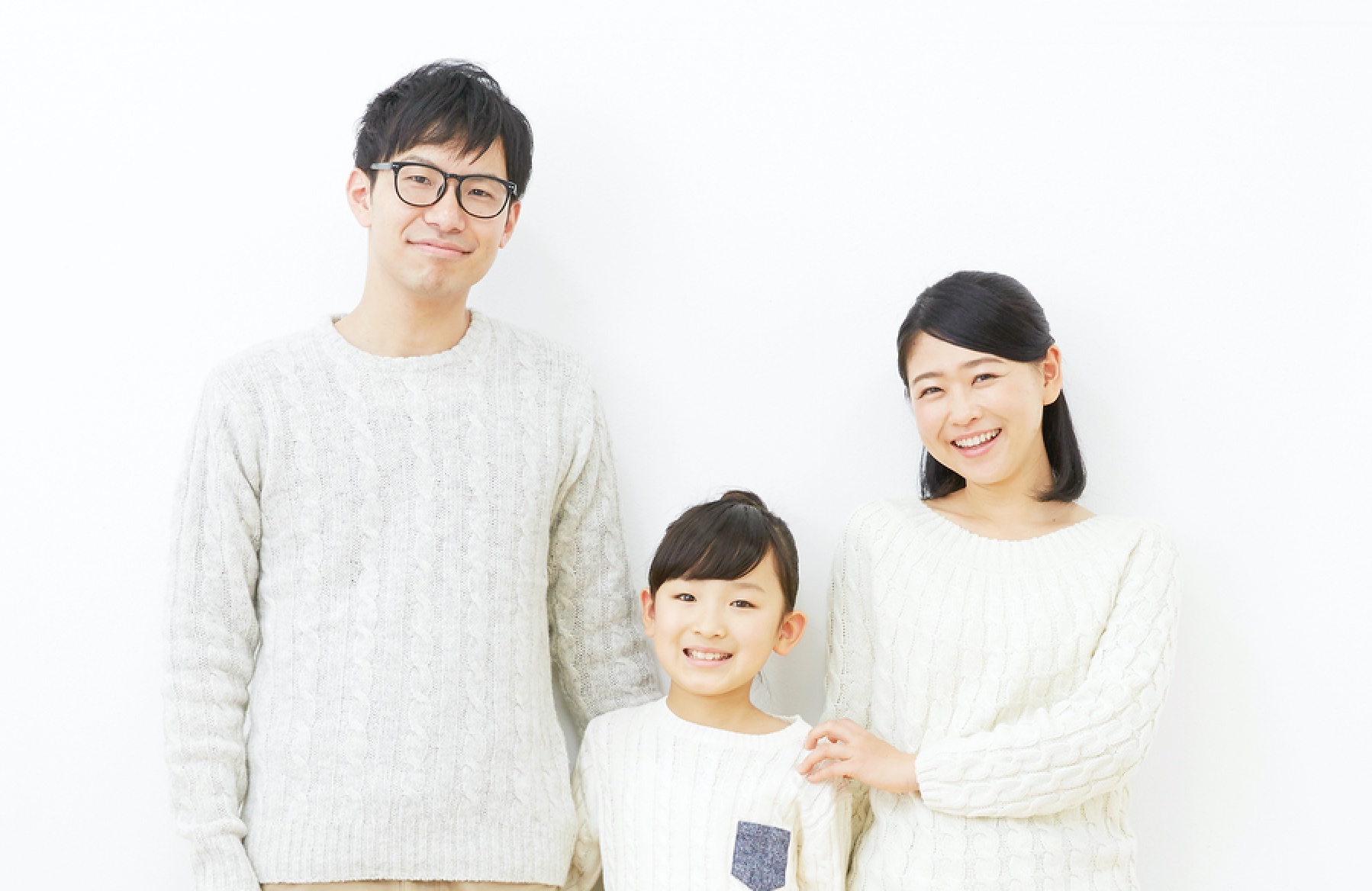 似顔絵の元にしやすいお写真の見本。明るい白い背景の前で、ご家族3人がそろってカメラのほうを向き、お顔がはっきり写っている写真