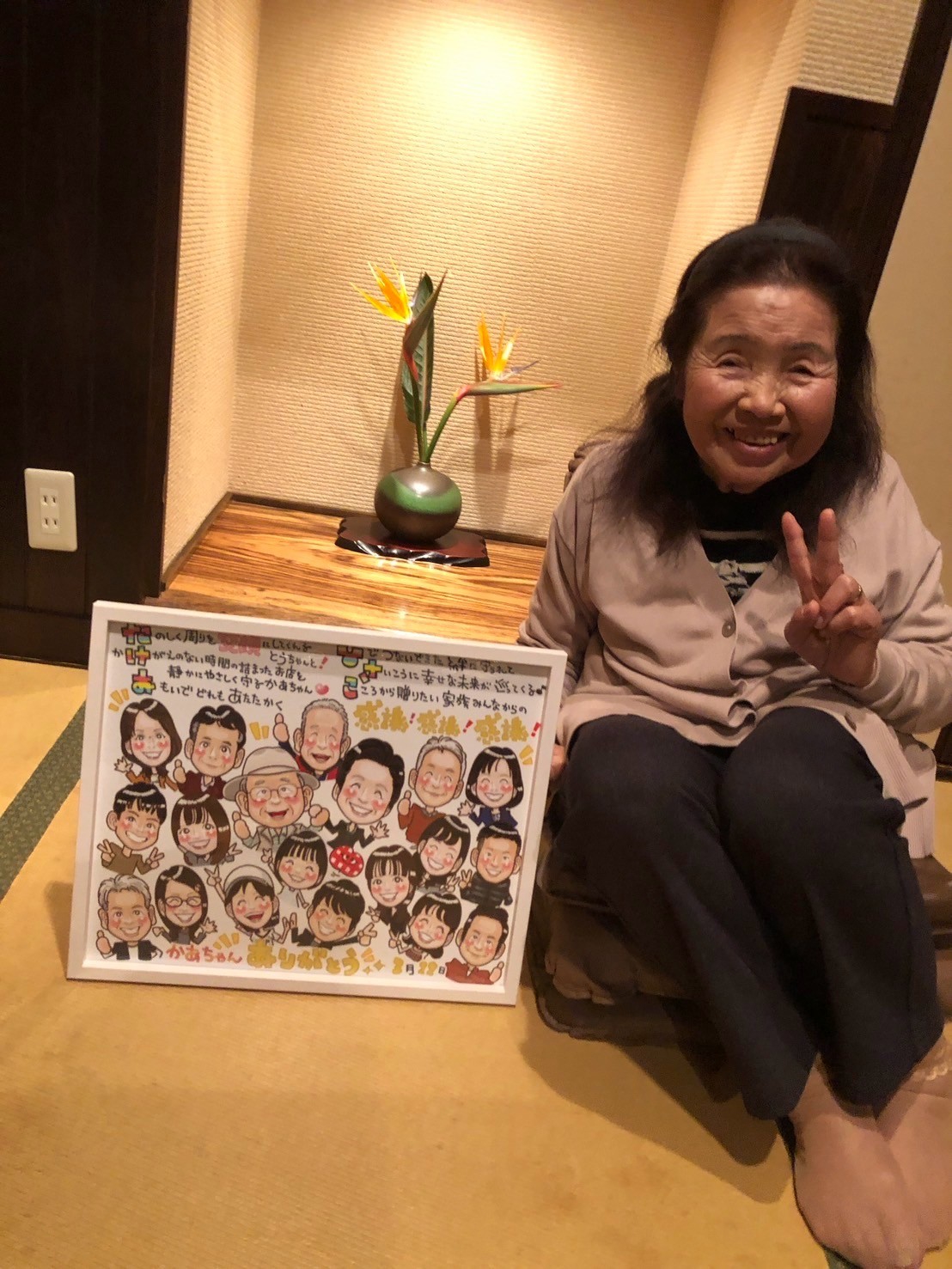 大人数の似顔絵とピースサインで喜ぶお客様