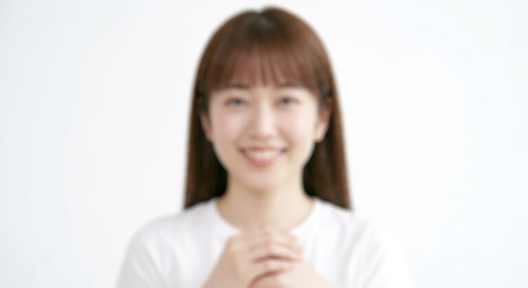描きづらいお写真の例。全体がぼやけていて、目もとの表情が読み取れない写真