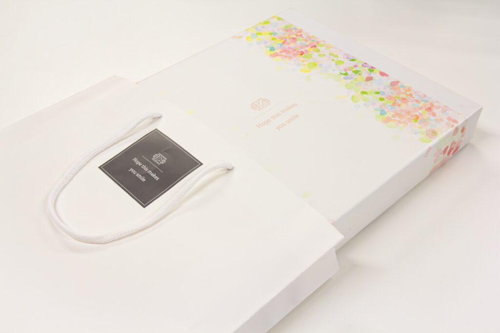 お渡し用の手提げ袋と、熨斗を掛けたお品