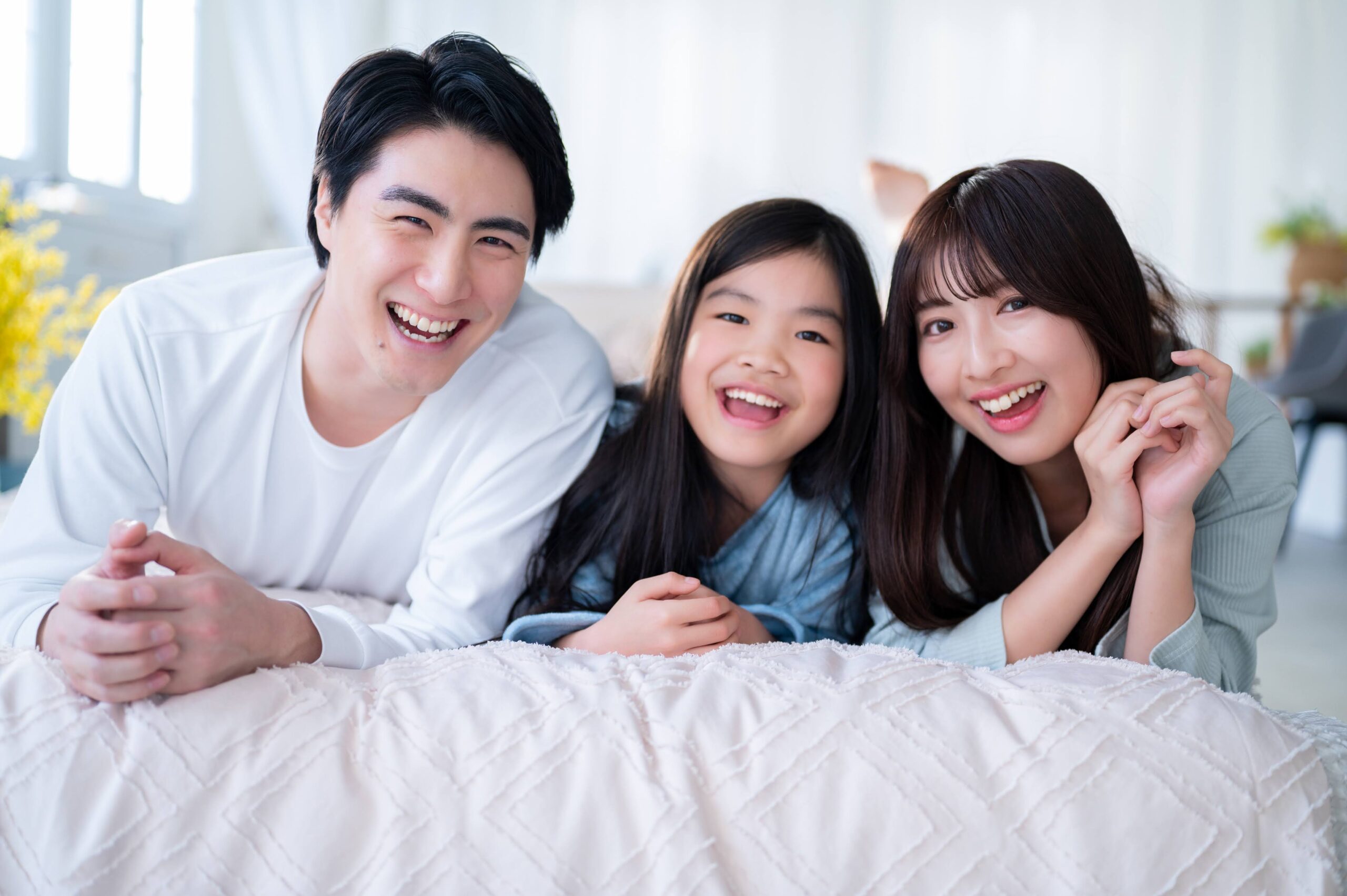 結婚10周年の記念似顔絵をご注文いただいたお客様から届いた、ご夫婦とお子様の3人が並んで笑っているお写真